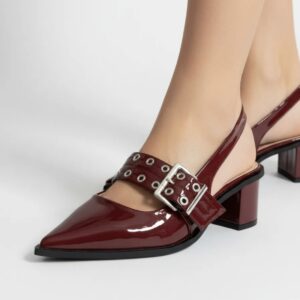 Zapato en punta burdeo